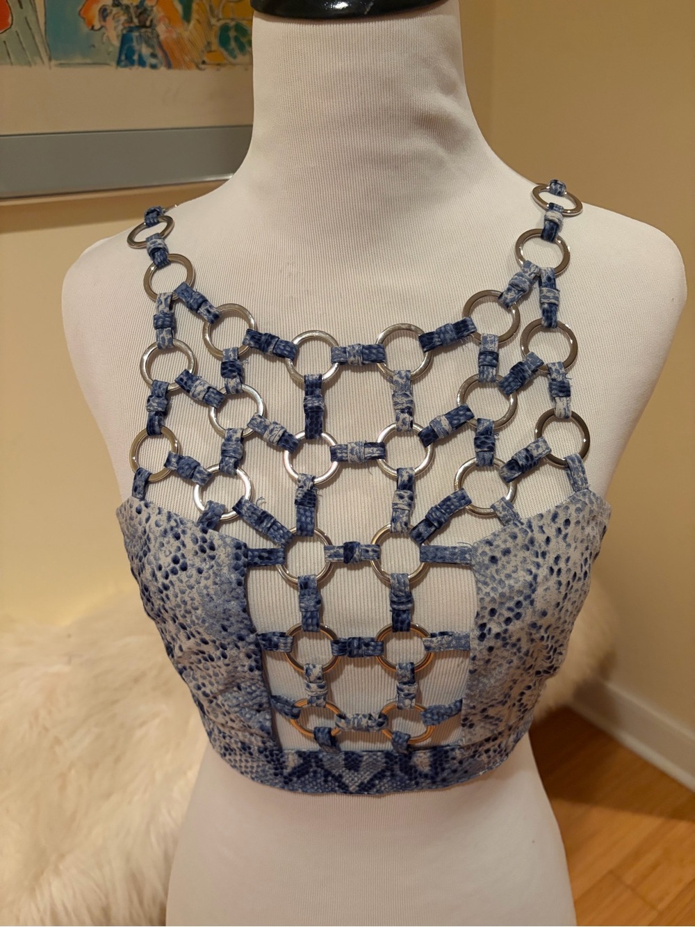 LF MILLAU Blue Snake-Print Loop Ring Chain Link Crop Top - Picture 6 of 7